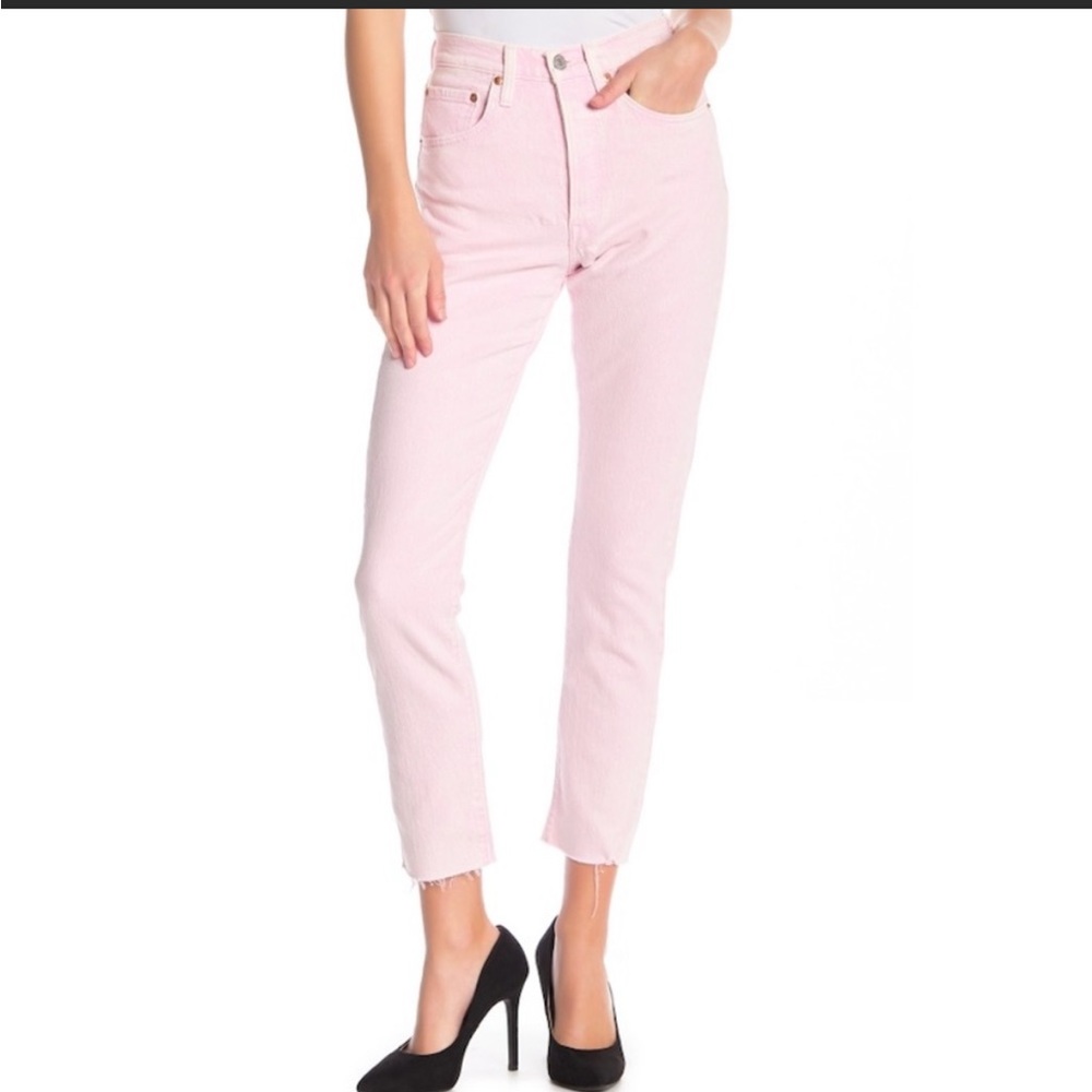 Light pink Levi’s skinny jeans